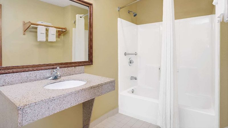 Super 8 by Wyndham Forest Park, room with private jacuzzi, photo 6