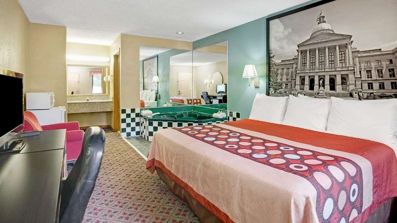 Super 8 by Wyndham Forest Park, room with private jacuzzi, photo 7