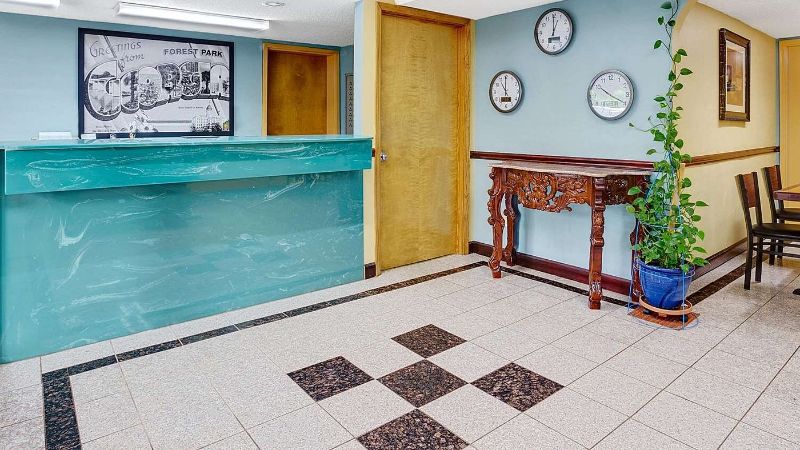 Super 8 by Wyndham Forest Park, room with private jacuzzi, photo 8