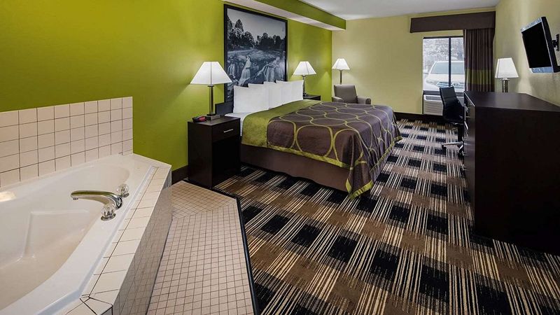 Super 8 by Wyndham Greer/Spartanburg Area, room with private jacuzzi, photo 1