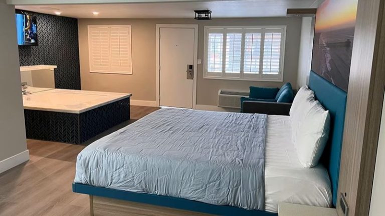 Super 8 by Wyndham Oceanside Downtown