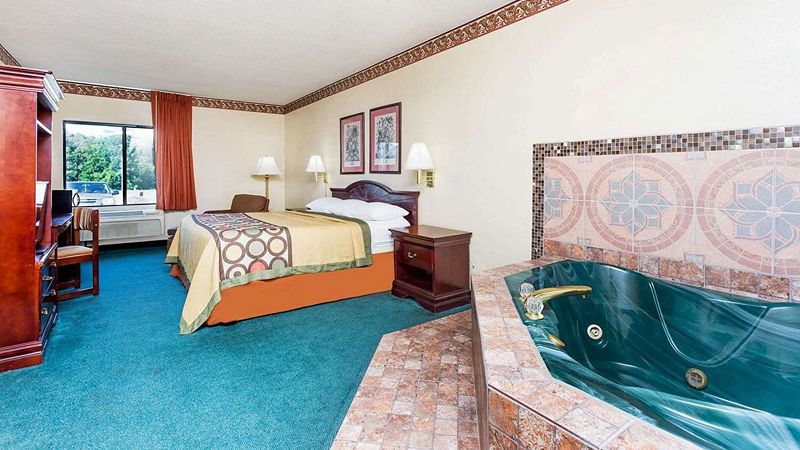 Super 8 by Wyndham Piedmont Greenville Area, room with private jacuzzi, photo 1