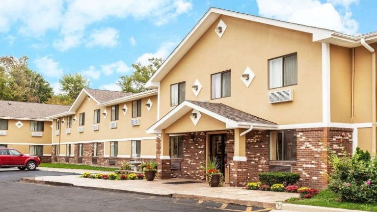 Super 8 by Wyndham Sterling Heights/Detroit Area