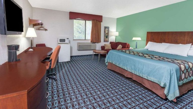 Super 8 by Wyndham Sterling Heights/Detroit Area