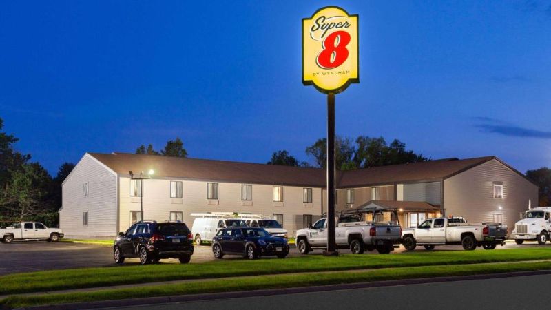Super 8 by Wyndham Sun Prairie/Madison E, room with private jacuzzi, photo 1