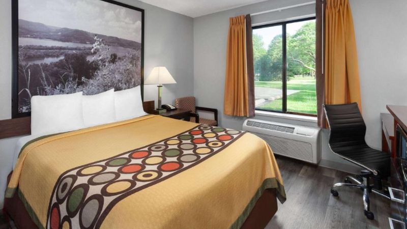 Super 8 by Wyndham Sun Prairie/Madison E, room with private jacuzzi, photo 2