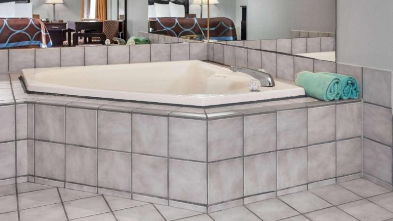 Super 8 by Wyndham Sun Prairie/Madison E, room with private jacuzzi, photo 3