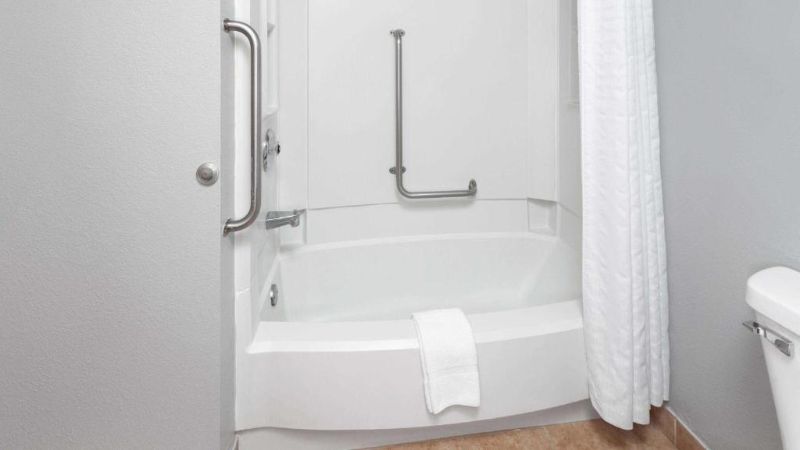 Super 8 by Wyndham Sun Prairie/Madison E, room with private jacuzzi, photo 5