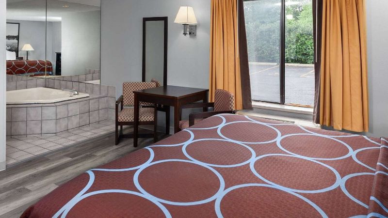 Super 8 by Wyndham Sun Prairie/Madison E, room with private jacuzzi, photo 6