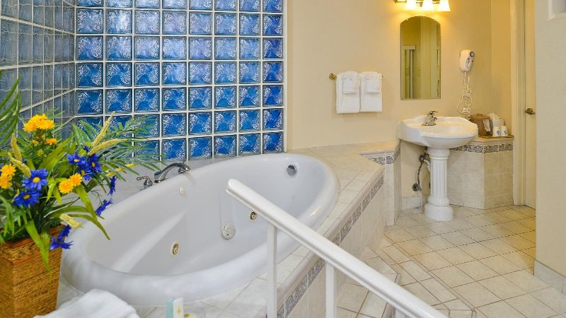The Inn at 1252 Monterey, room with private jacuzzi, photo 3