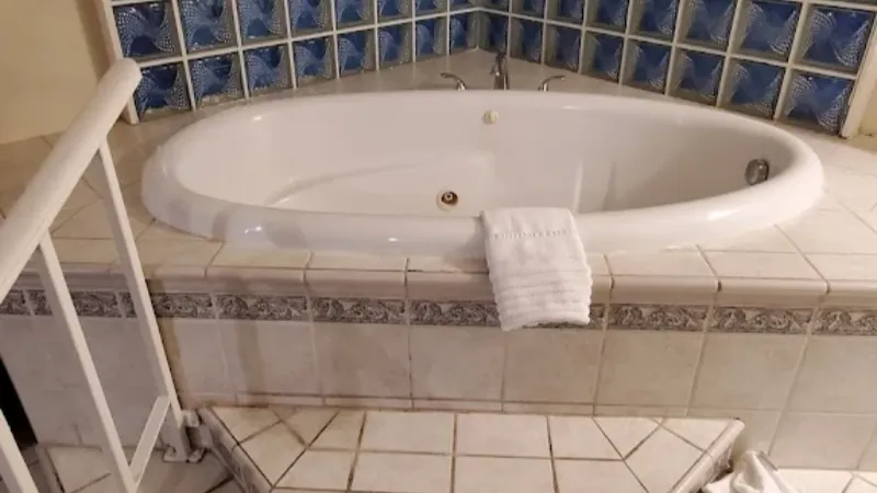 The Inn at 1252 Monterey, room with private jacuzzi, photo 2