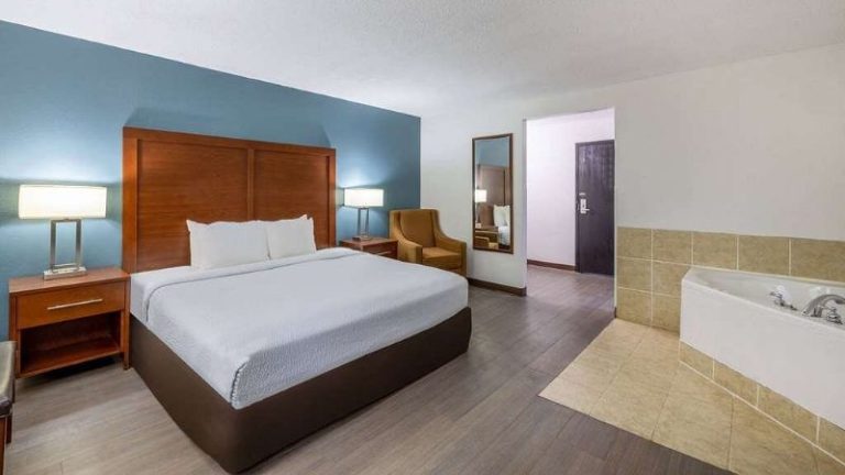 Travelodge by Wyndham Brooklyn Center