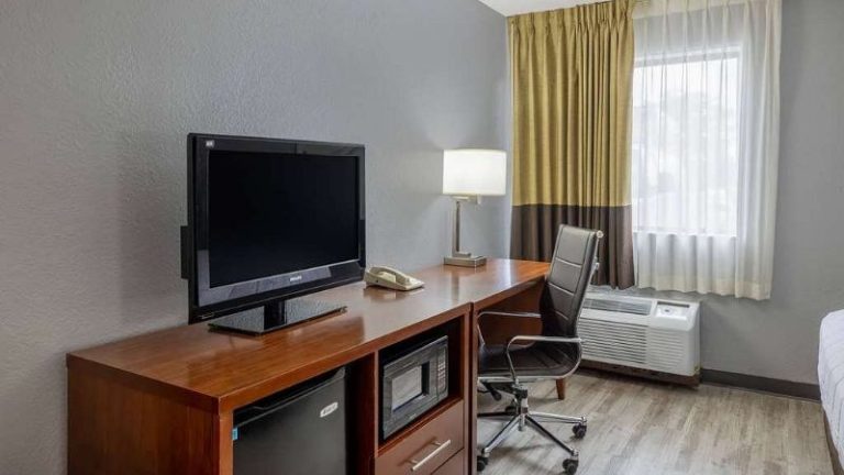 Travelodge by Wyndham Brooklyn Center