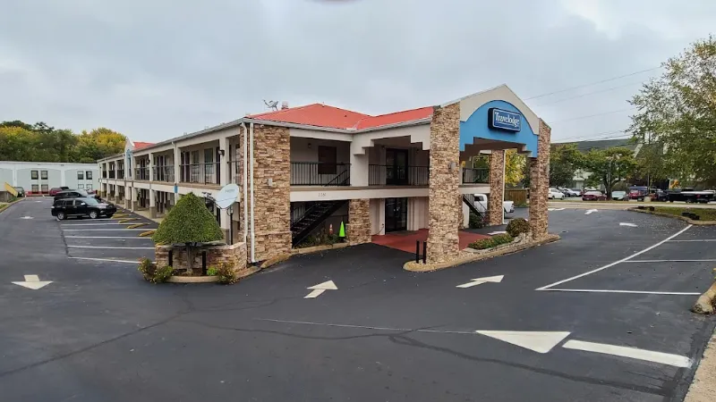 Travelodge by Wyndham Chattanooga/Hamilton Place, room with private jacuzzi, photo 5