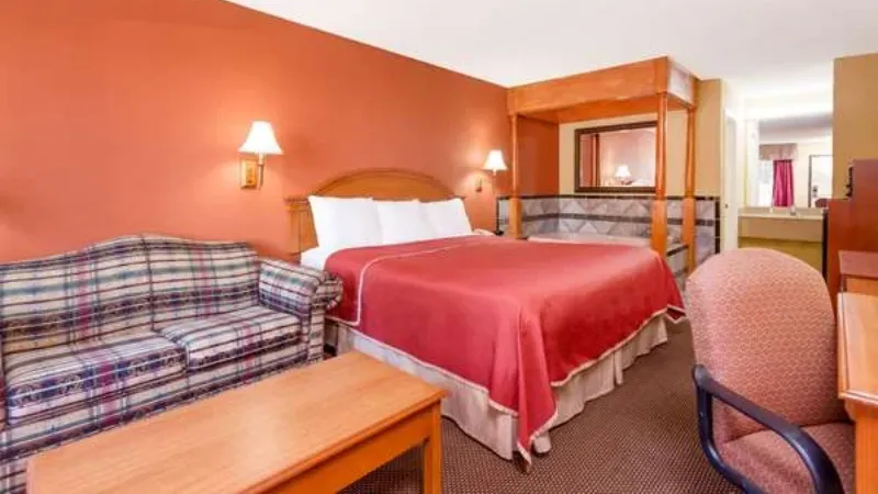 Travelodge by Wyndham Chattanooga/Hamilton Place, room with private jacuzzi, photo 2