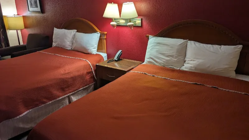 Travelodge by Wyndham Chattanooga/Hamilton Place, room with private jacuzzi, photo 3