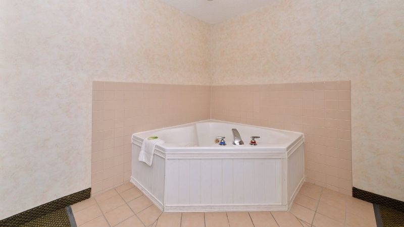 Vagabond Inn Executive – Green Valley Sahuarita, room with private jacuzzi, photo 1