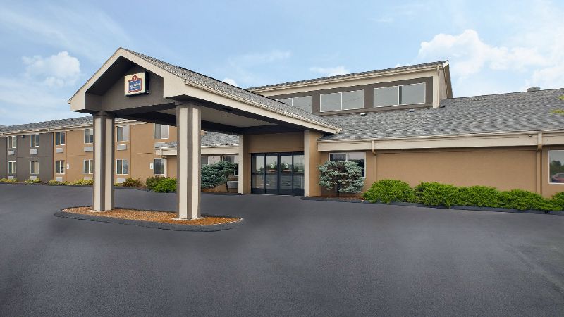 AmericInn by Wyndham Bay City, room with private jacuzzi, photo 8