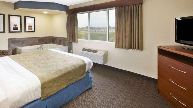 AmericInn by Wyndham Bay City