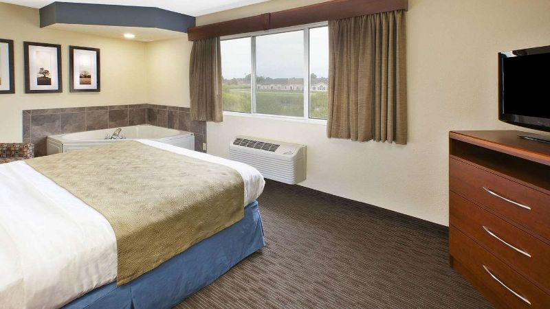 AmericInn by Wyndham Bay City, room with private jacuzzi, photo 2
