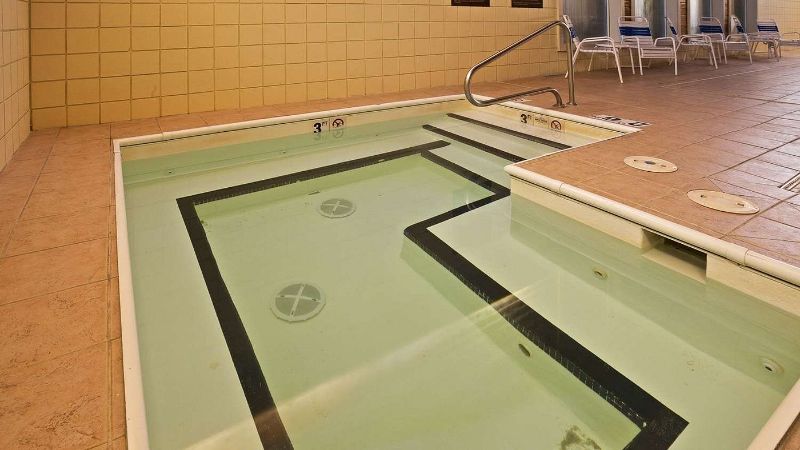 AmericInn by Wyndham Bay City, room with private jacuzzi, photo 7