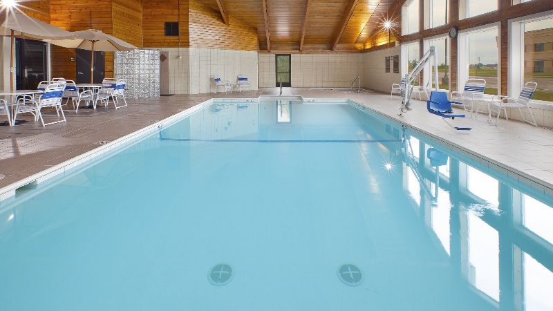AmericInn by Wyndham Bay City, room with private jacuzzi, photo 6