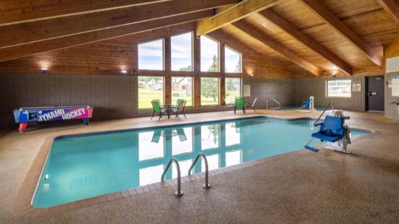 AmericInn by Wyndham Two Harbors Near Lake Superior, room with private jacuzzi, photo 6