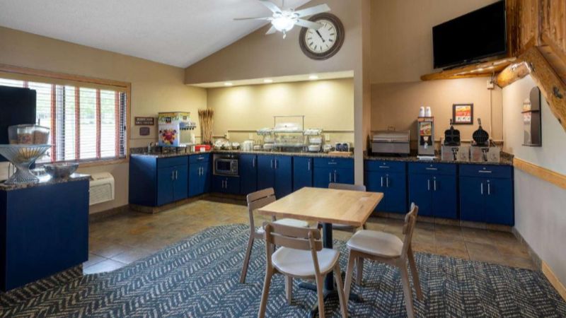 AmericInn by Wyndham Two Harbors Near Lake Superior, room with private jacuzzi, photo 7