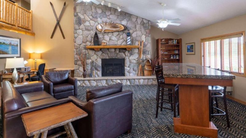 AmericInn by Wyndham Two Harbors Near Lake Superior, room with private jacuzzi, photo 8