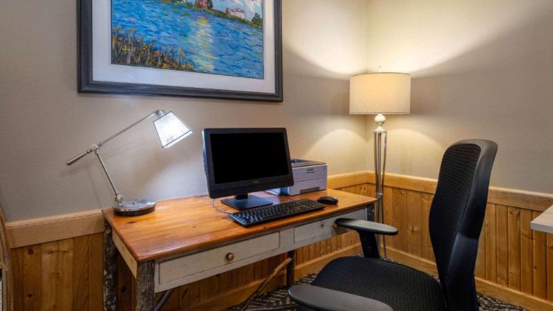 AmericInn by Wyndham Two Harbors Near Lake Superior, room with private jacuzzi, photo 5