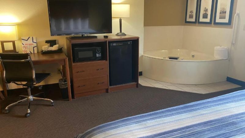 AmericInn by Wyndham Two Harbors Near Lake Superior, room with private jacuzzi, photo 2
