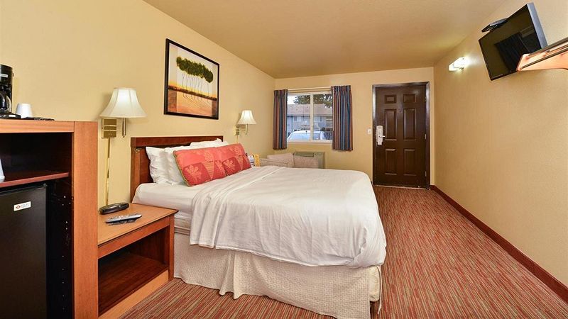 Americas Best Value Inn Lakewood Tacoma S, room with private jacuzzi, photo 3