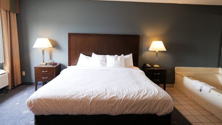 Baymont By Wyndham Flint Airport North