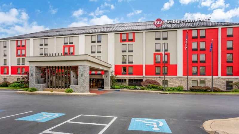 Best Western Plus Heritage Rail Inn & Suites, room with private jacuzzi, photo 8
