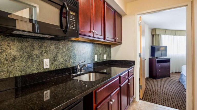 Best Western Plus Philadelphia Airport South At Widener University