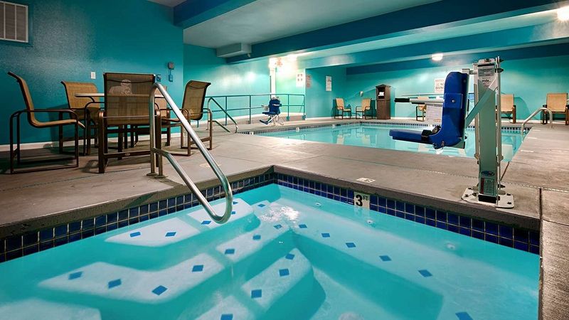 Best Western Woodland Inn, room with private jacuzzi, photo 5