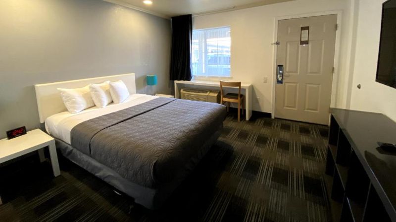 BridgePoint Inn, room with private jacuzzi, photo 4