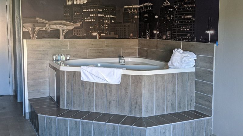 Clarion Pointe Greensboro Airport, room with private jacuzzi, photo 3