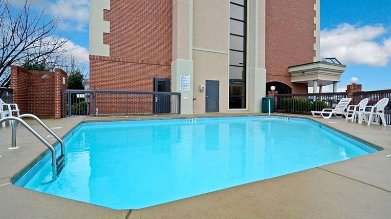 Clarion Pointe Greensboro Airport, room with private jacuzzi, photo 6