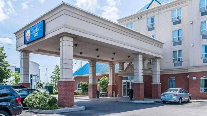 Comfort Inn Mississauga, room with private jacuzzi, photo 7