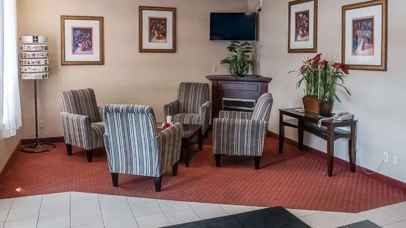 Comfort Inn Mississauga, room with private jacuzzi, photo 4