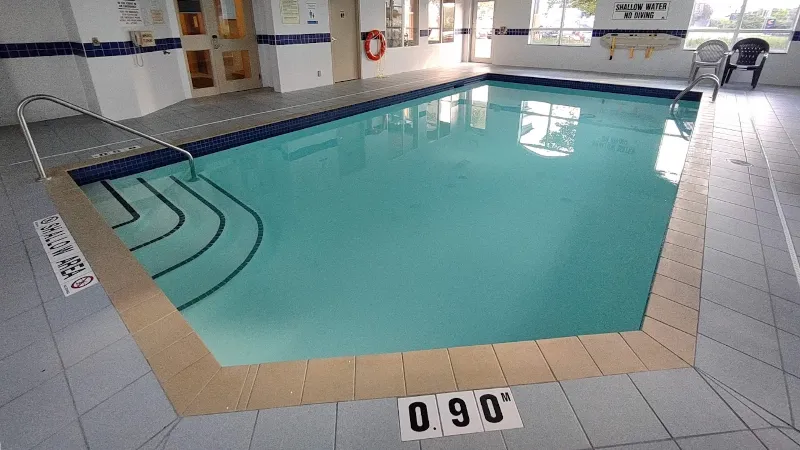 Comfort Inn Mississauga, room with private jacuzzi, photo 6
