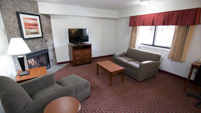 Crossroads Inn and Suites