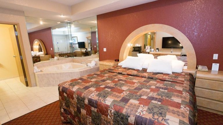 Days Inn & Suites by Wyndham Niagara FallsBuffalo