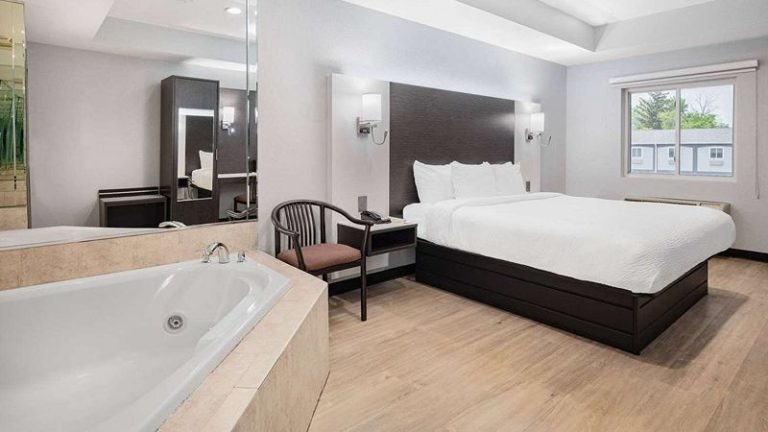 Days Inn & Suites by Wyndham Niagara FallsBuffalo