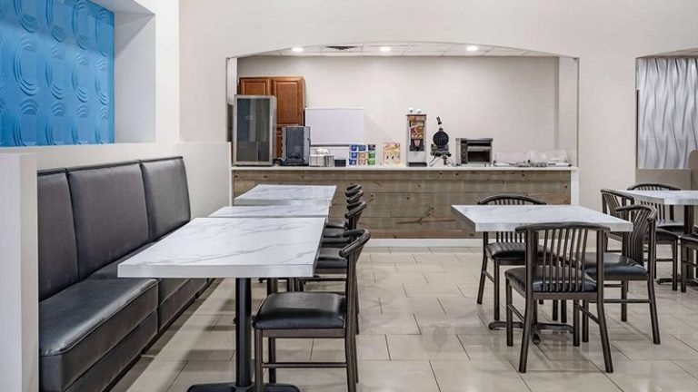 Days Inn & Suites by Wyndham Niagara FallsBuffalo