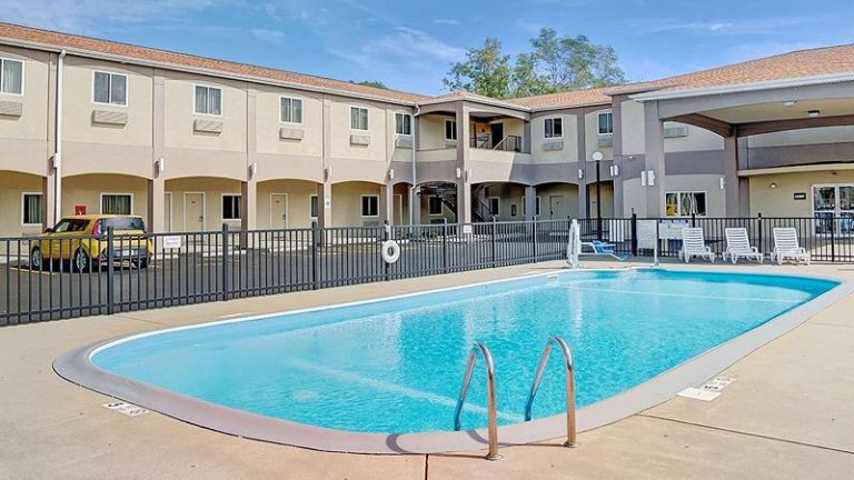 Days Inn & Suites by Wyndham Niagara FallsBuffalo