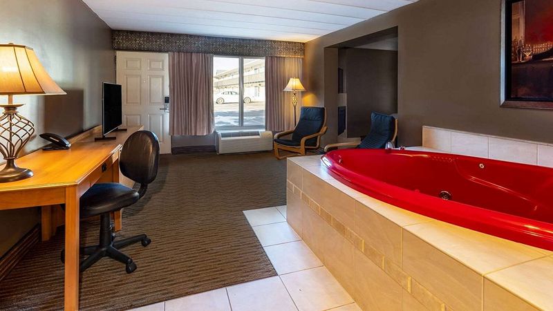 Days Inn by Wyndham Birch Run, room with private jacuzzi, photo 2