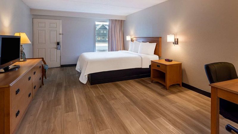 Days Inn by Wyndham Birch Run, room with private jacuzzi, photo 4