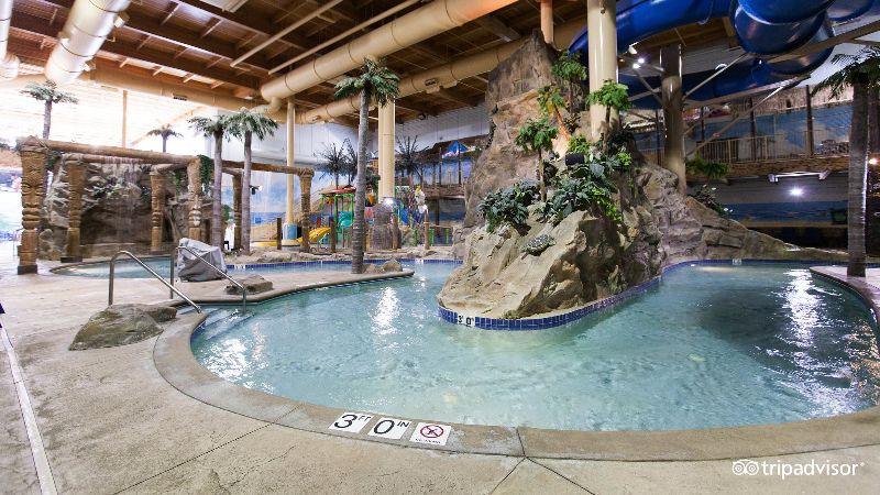Edgewater Hotel and Waterpark, room with private jacuzzi, photo 8